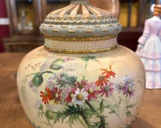Royal Worcester Hand-Painted Ginger Jar (1926, England). Picture 1 of 2.
Beautiful Royal Worcester covered jar with basket-molded rim and finial. Hand-painted botanical floral sprays with raised gilt highlights and soft ivory ground. Stamped Royal Worcester mark with 1926 date. Broken Finial, but still a beautiful piece at 100 years old.
A classic English cabinet display piece.
$90 or Best Offer