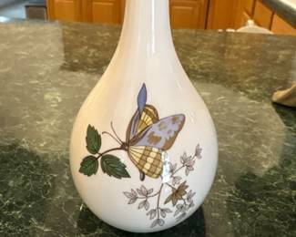 Wedgwood “Charmwood” Bone China Bud Vase (England). Picture 1 of 2
Bud vase with butterfly and botanical motif, stamped Wedgwood mark. Approx. 6” tall. Light surface chip on decoration.
Price: $10