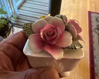 Vintage English Bone China Flower Figurine (Thorley England) - Picture 1 of 2
Delicate vintage bone china floral figurine featuring hand-formed porcelain rose petals and leaves in a small footed base. Marked “Thorley, Made in England” on underside. Classic collectible cabinet piece for English china collectors and curio displays.
Very good vintage condition with bright color.
Price: $24 or BO