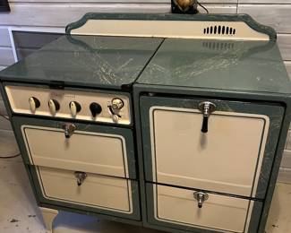 A great vintage stove in a good color combo that could easily blend with many of today’s kitchens.