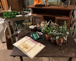 Lots of decorative items for nearly every room.