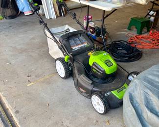 Electric lawnmower