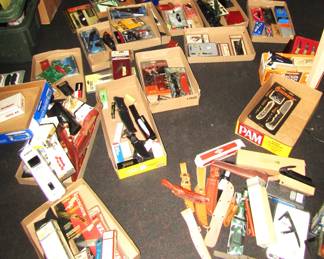 hundreds of folding knives and fixed-blade hunting knives