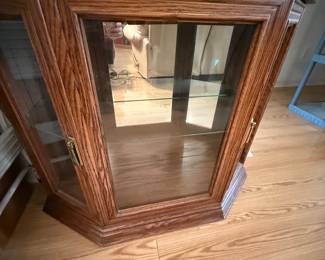 Low profile display cabinet