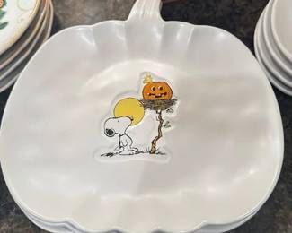 Williams Sonoma Peanuts salad or appetizer plates 