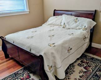 Queen sleigh bed with lift