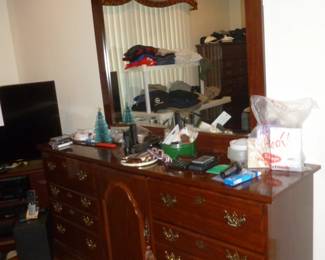 dresser w/mirror