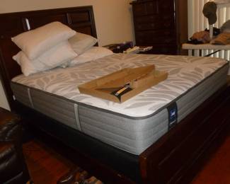 Full Size Bed w/like new Sealy Mattress set