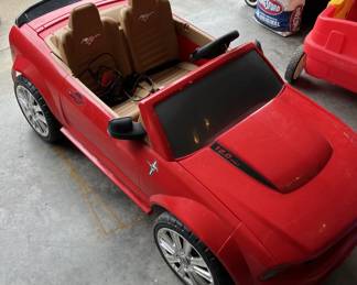 Kids Red 12v Mustang w/new battery.