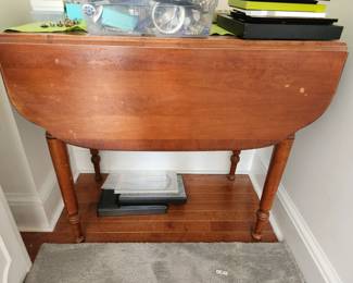 Drop leaf dining table