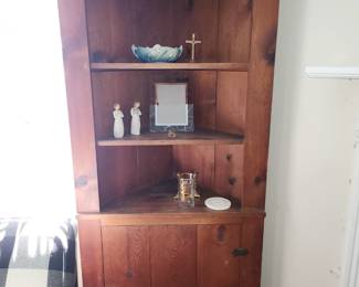 Corner cabinet