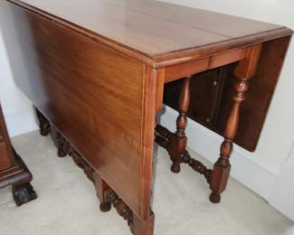 Gate leg dining table