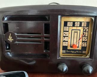 Emerson Model 336 Radio – Late 1930s Pre-War Design
Beautiful Art Deco Bakelite cabinet radio with curved lines and classic Emerson styling — a timeless pre-war collectible