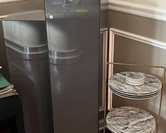 Grey glass columns & grey marble dishes in rack 