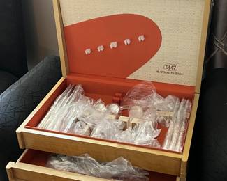 Silverplate service for 8 in case