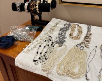 Lots of beautiful jewlery