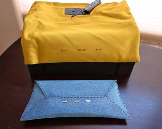 Clutch, excellent  condtions with orginial bag and box 