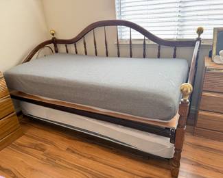 Oak Brass Daybed w/trundle