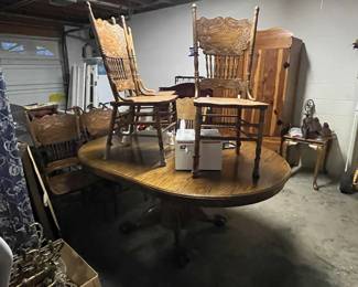 1980's Oak Claw Foot Table w//Leaf and 6 Chairs with Arm