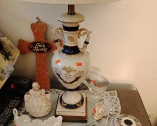 PAIR OF PORCELAIN TABLE LAMPS WITH FEDERAL MOTIF, MILK GLASS SHADES