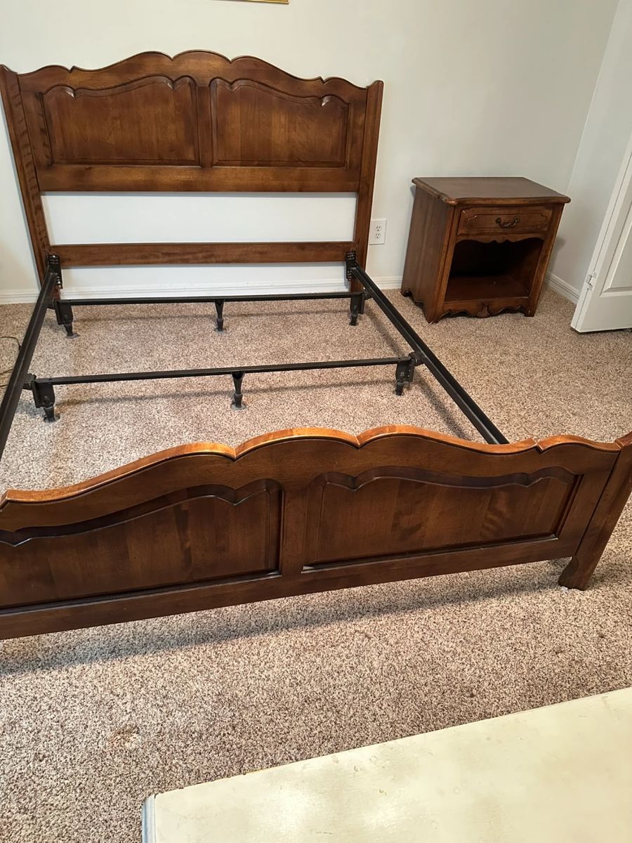 Queen bedroom set - 4-piece set