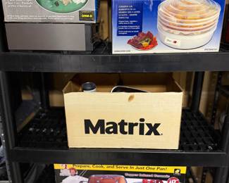 Assorted kitchen items