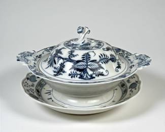 Meissen Porcelain Blue Onion Covered Vegetable Dish & Underplate