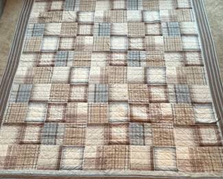 Q16 - $100. Like New Quilt. Measures 92" x 103" (Queen/ King Size)