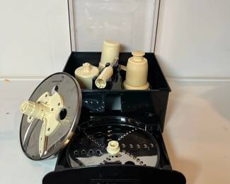 C47 - $125. Cuisinart Elite Collection Food Processor in Stainless Finish. 14 Cup Capacity with a 4.5 cup work bowl. Includes disc holder & attachments.