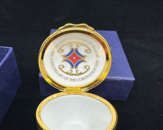 J9 - $40. Royal Worcester Queen Elizabeth II 60th Anniversary of the Coronation. 1953-2013. Trinket Box.