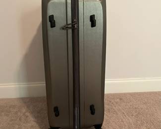 C97 - $350 PAIR. Sky Valet Hard Sided Luggage in very good condition! Includes the 22" *Smart* Carry On (wireless charger, USB Ports, Bluetooth TSA lock & removable battery pack) & Large 29" Luggage both with "shark" wheels.