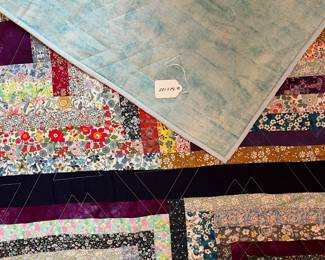 Q6 - $140. Like New Quilt. Measures 92" x 105" (Between Queen / King Size)
