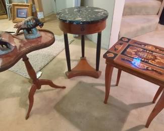 Antique Set Of 3 Occasional Tables w Pair Of Ceramic Vintage Birds