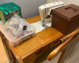 Super Singer Stylist Sewing Machine And Accessories
