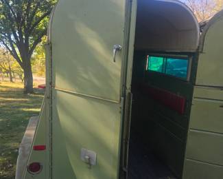 Horse trailer dual axle