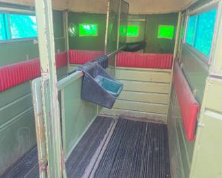 Horse trailer dual axle