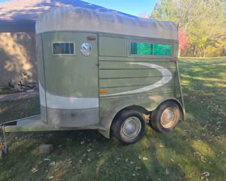 Horse trailer dual axle