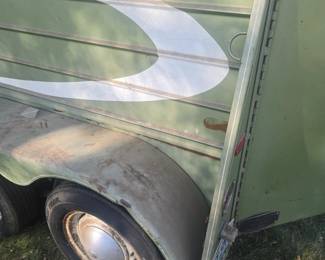 Horse trailer dual axle