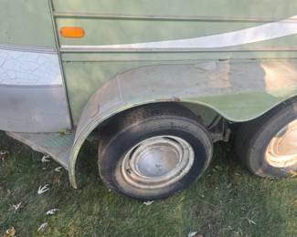 Horse trailer dual axle