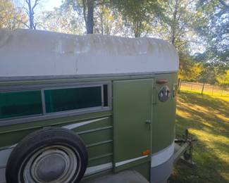 Horse trailer dual axle