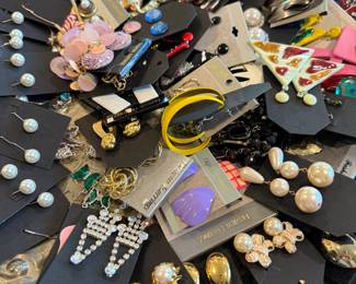 LOT'S of Earrings