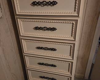 French Provincial 6 drawer chest....
8 pieces available