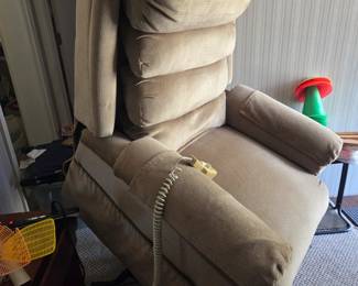 Electric lift chair/recliner