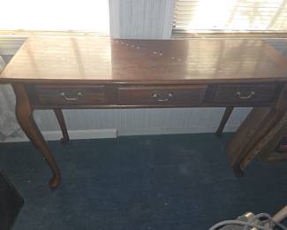 Sofa table
Many other furniture pieces available