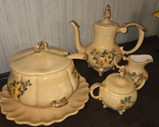 Tea Pot
Cream and sugar
Turine