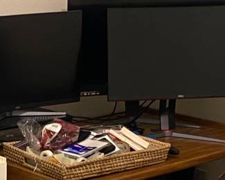 There are three gaming monitors in this photo. The large one in the back does not work and it’s not for sale.