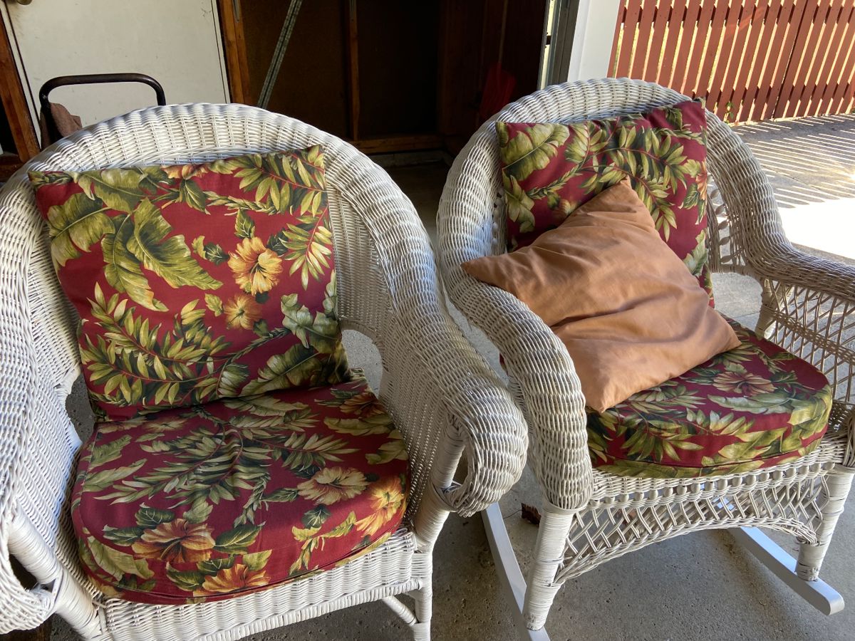 Great set of white wicker chairs