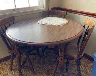 Dinette set with four chairs and two leaves