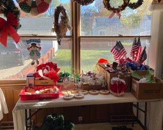 Holiday decor - check out that great vintage tree stand under the table