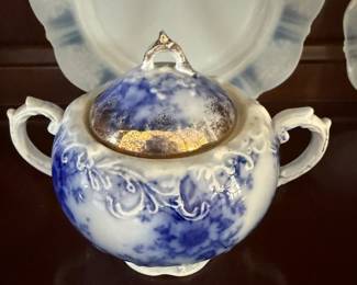 Warwick sugar bowl, which is a type of antique English pottery